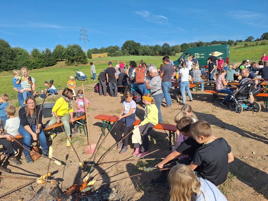Schirmitz. Das 14. Kartoffelfest der CSU Schirmitz fand bei herrlichem Herbstwetter statt, wo Groß und Klein auf dem Acker von Bauer Adam gelbe und überraschend auch rosa Kartoffeln sammelten. Nach dem Sammeln stärkten sich die Gäste mit Bratwurst, Obazda, Brezen und Kartoffeln vom Feuer.