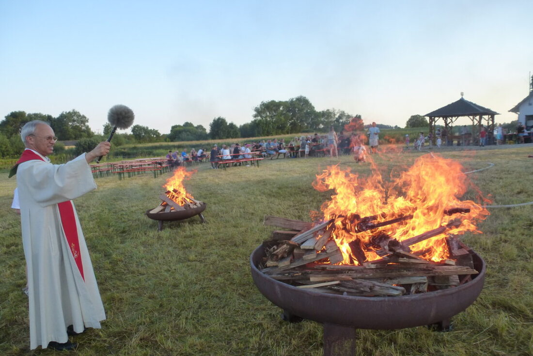 Kohlberg. Die Marktfeuerwehr feierte Sonnwende mit einem Mini-Johannisfeuer: Statt eines Holzstoßes brannten zwei Feuerschalen. Pfarrer Varghese Puthenchira segnete das Feuer.