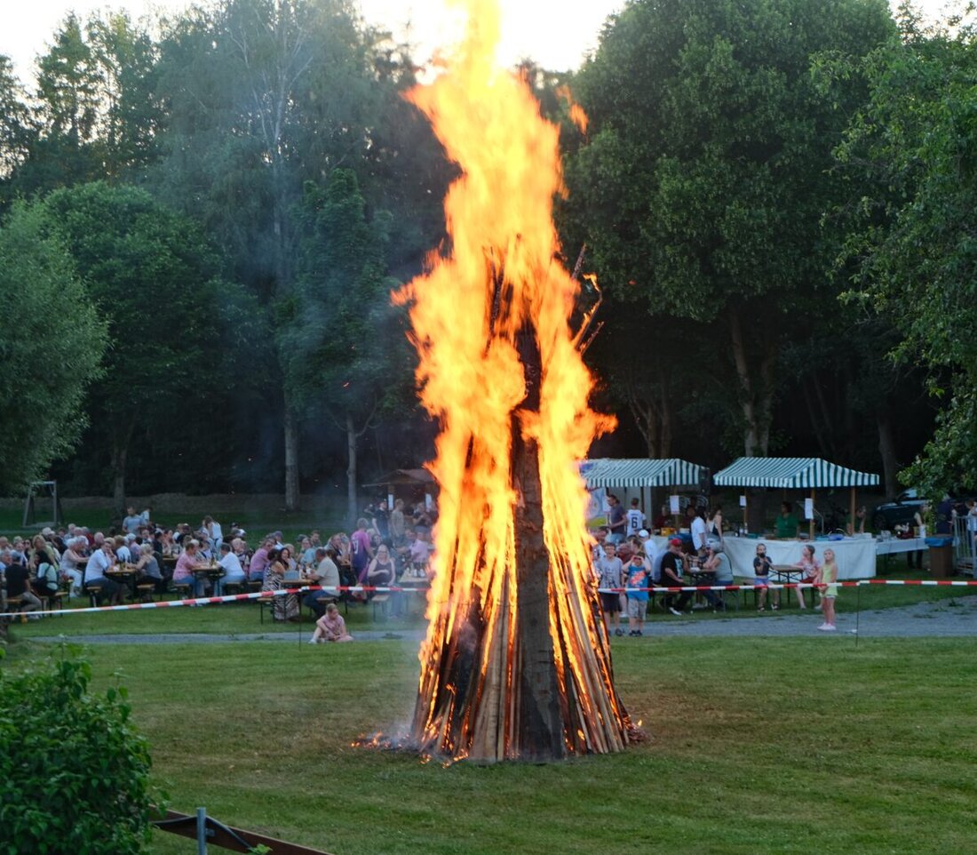 Floß. Die Sonnwendfeier des Oberpfälzer Waldvereins in der Mühlpaint verbindet gelebtes Brauchtum mit Gemeinschaft. Die Jungfeuerwehr entzündet das Feuer, Vorsitzender Markus Staschewski mahnt Frieden und ruft: Flamme empor.