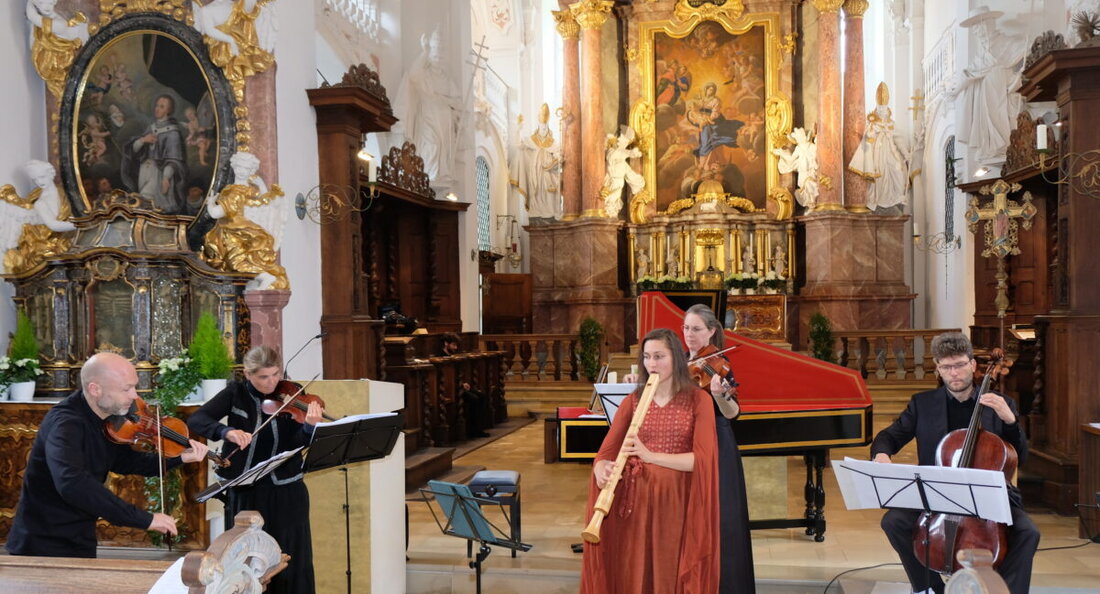 Speinshart. In der Klosterkirche entführte Sophia Schambeck das Publikum mit Blockflöte und Barockorchester in Naturklänge. 90 Minuten Musik von Hildegard von Bingen bis Vivaldi endeten mit stehenden Ovationen.