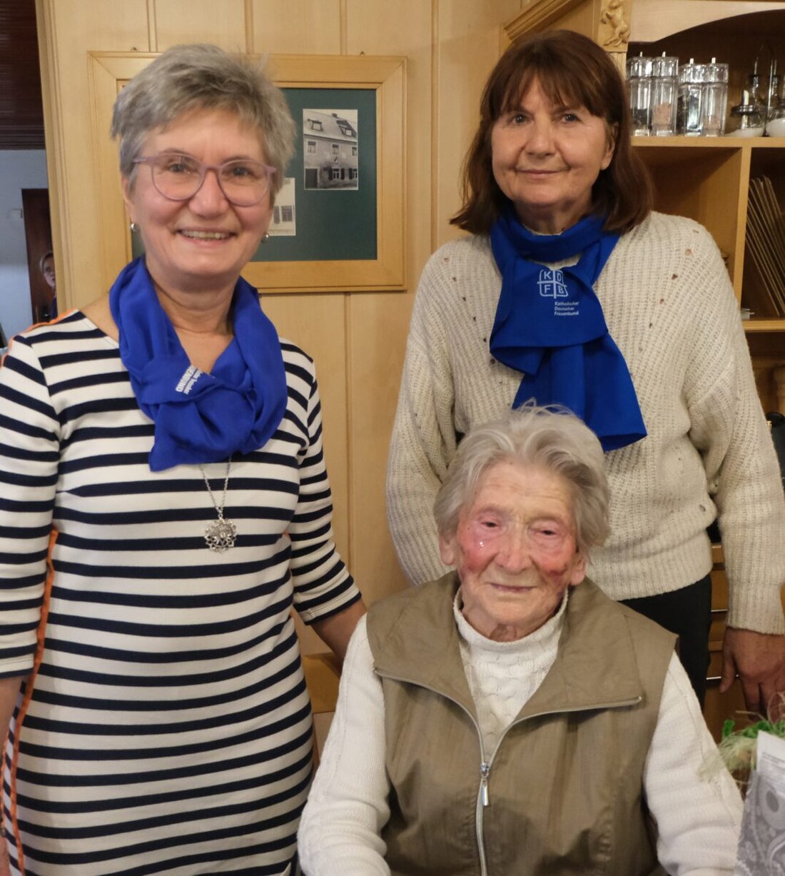 Floß. Sophie Dollhopf, 98, ist das einzige lebende Gründungsmitglied des Katholischen Frauenbundes St. Johannes der Täufer und wurde für 70 Jahre Treue geehrt. Die Gemeinde würdigt ihr stilles, beständiges Engagement.