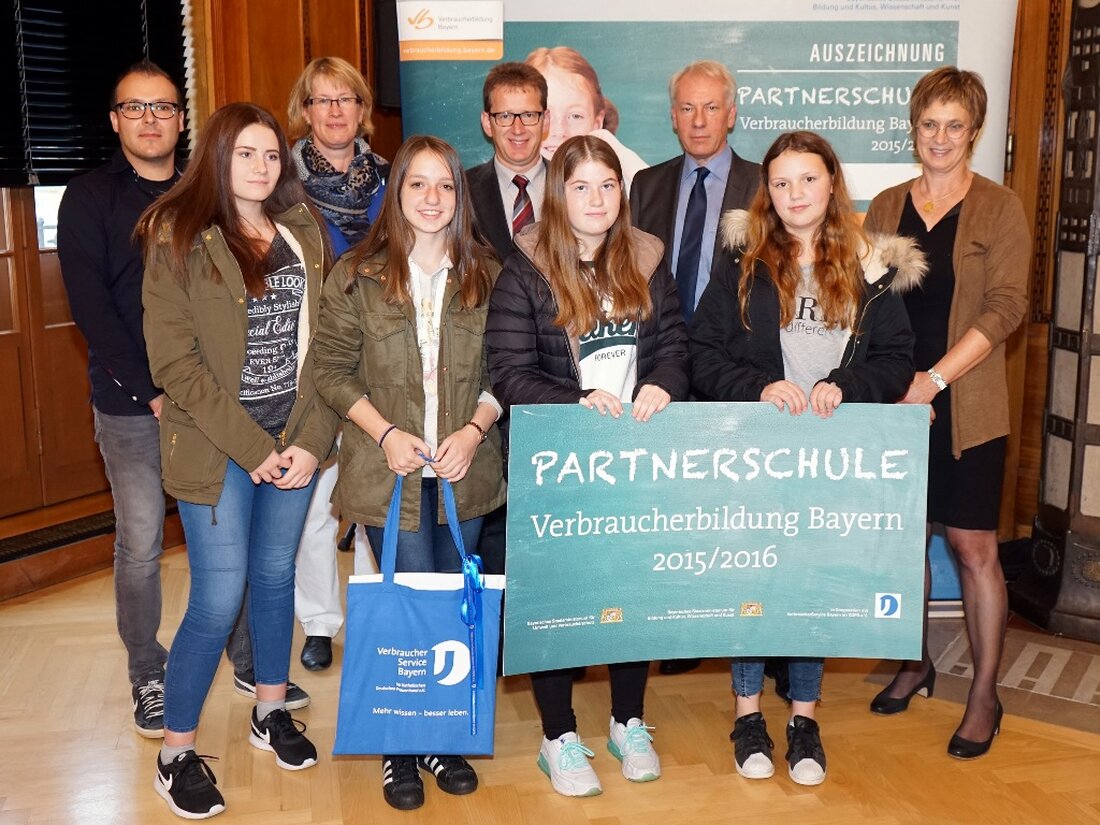 Weiden. Die Sophie-Scholl-Realschule Weiden (Staatliche Realschule für Mädchen) ist gestern in Bayreuth (Regierung von Oberfranken) als „Partnerschule Verbraucherbildung Bayern“ geehrt worden. Sie gehört zu den besten Grund- und Realschulen der Nordoberpfalz.  Macht [&hellip;]