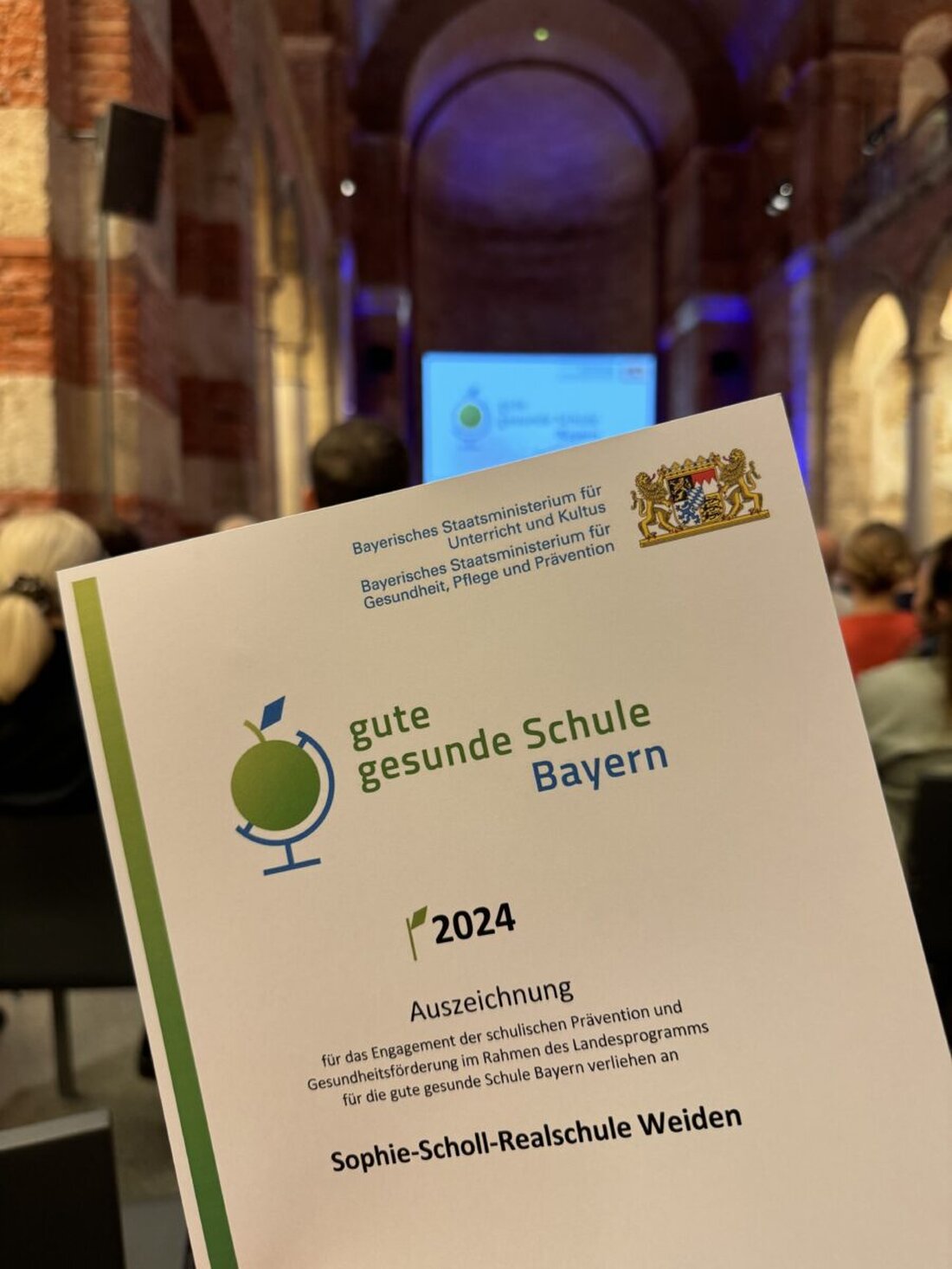 Weiden. Die Sophie-Scholl-Realschule wurde am 12. November 2024 für ihr Engagement zur Förderung der Gesundheit als "Gute gesunde Schule" ausgezeichnet. Die Schule organisiert zahlreiche Projekte, um eine positive Lernumgebung zu schaffen.