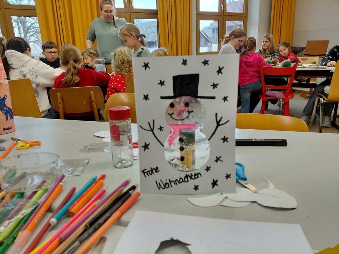 Trabitz. Keine Flocken, doch viel Vorfreude: Beim Programm Wir warten aufs Christkind vertrieben Kinder an Heiligabend mit Singen, Spielen und Basteln die Zeit.  