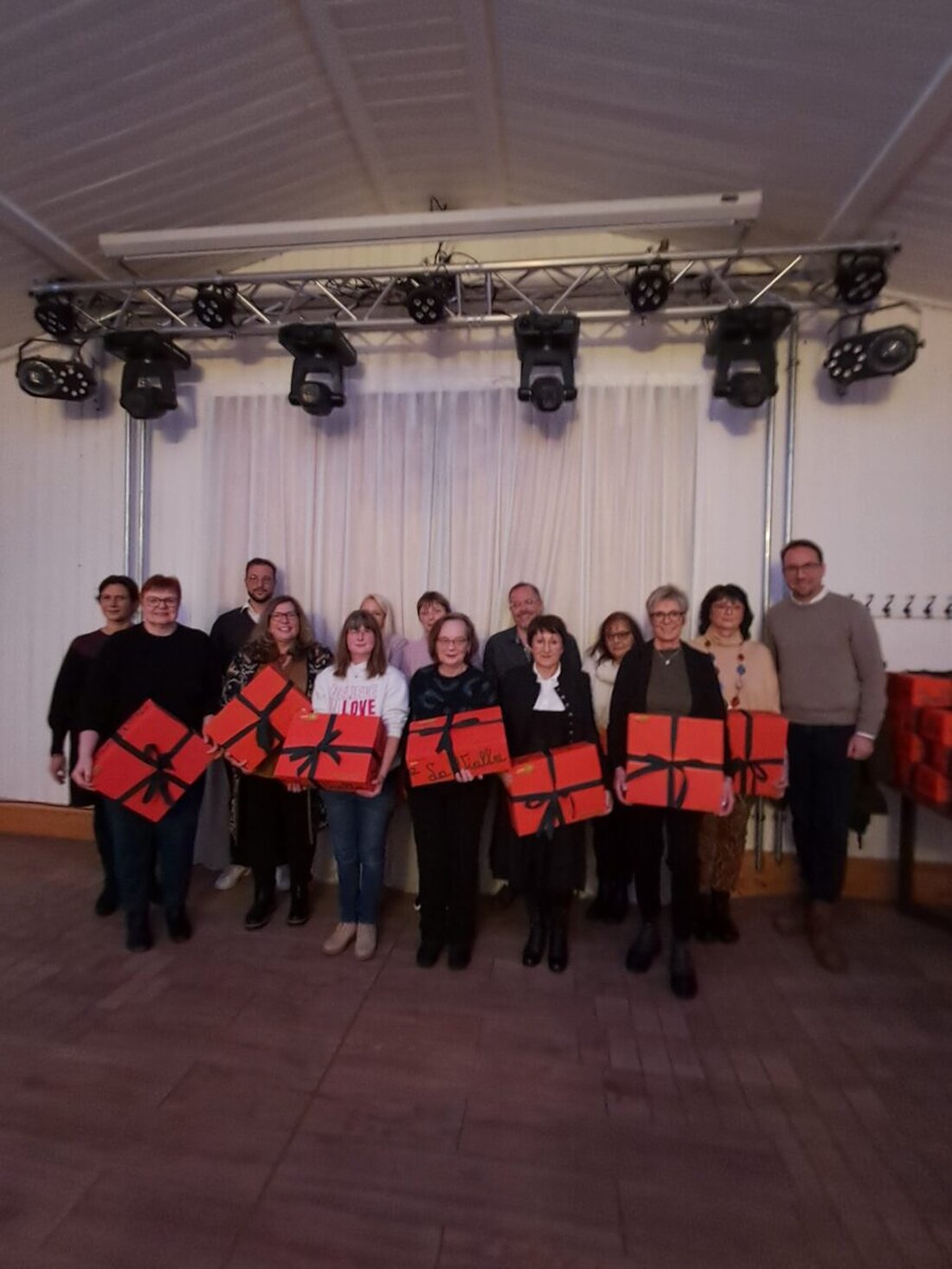 Steinwald. Sozialteam feierte eine festliche Weihnachtsfeier und ehrte langjährige Mitarbeitende. Über 200 Mitarbeitende waren dabei; 29 Jubiläen wurden gewürdigt, mit Dienstzeiten von fünf bis zwanzig Jahren.