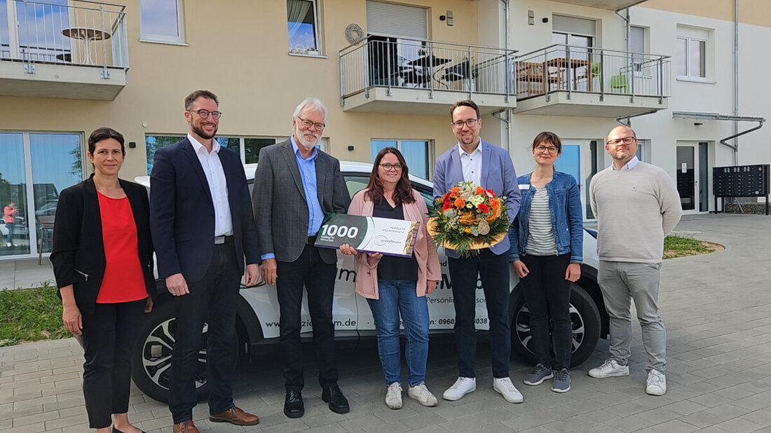 Regensburg. Die Sozialteam-Gruppe feierte die Begrüßung ihrer 1.000. Mitarbeiterin Nicole Thiel im Senioren-Servicehaus Parkstein.