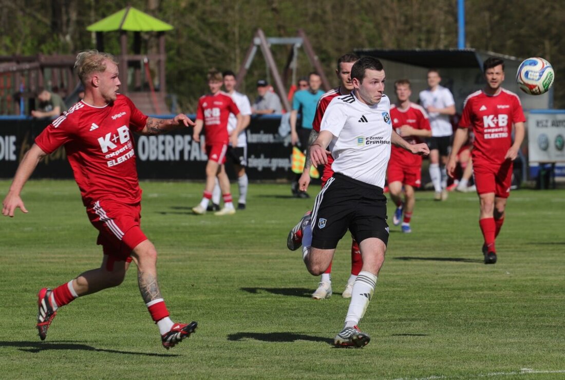 Etzenricht. Die SpVgg Lam siegt beim SV Etzenricht mit 2:0 und festigt Platz drei, während der Aufsteiger weiter um den direkten Klassenerhalt bangt. Beide Tore fallen kurz vor der Pause.