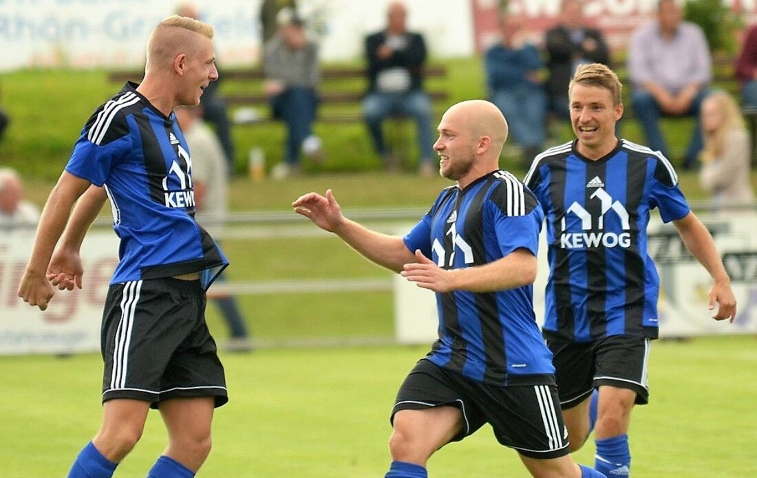Weiden. Zwei Spiele, vier Punkte und zumindest über Nacht Tabellenführer – die Bilanz des Fußball-Bayernligisten SpVgg SV Weiden in der bisherigen Saison kann sich wahrlich sehen lassen. Denn die Mannschaft [&hellip;]