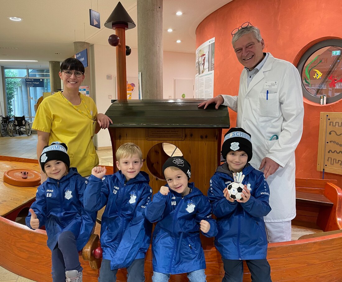 Weiden. Die jüngsten Kicker der SpVgg Schirmitz spenden 300 Euro an die Kinderklinik Weiden. Die Summe stammt vom ersten Christbaumschmücken der Jugend, organisiert von Daniela Thorn-Peetz. Chefarzt Dr. Fritz Schneble dankt.