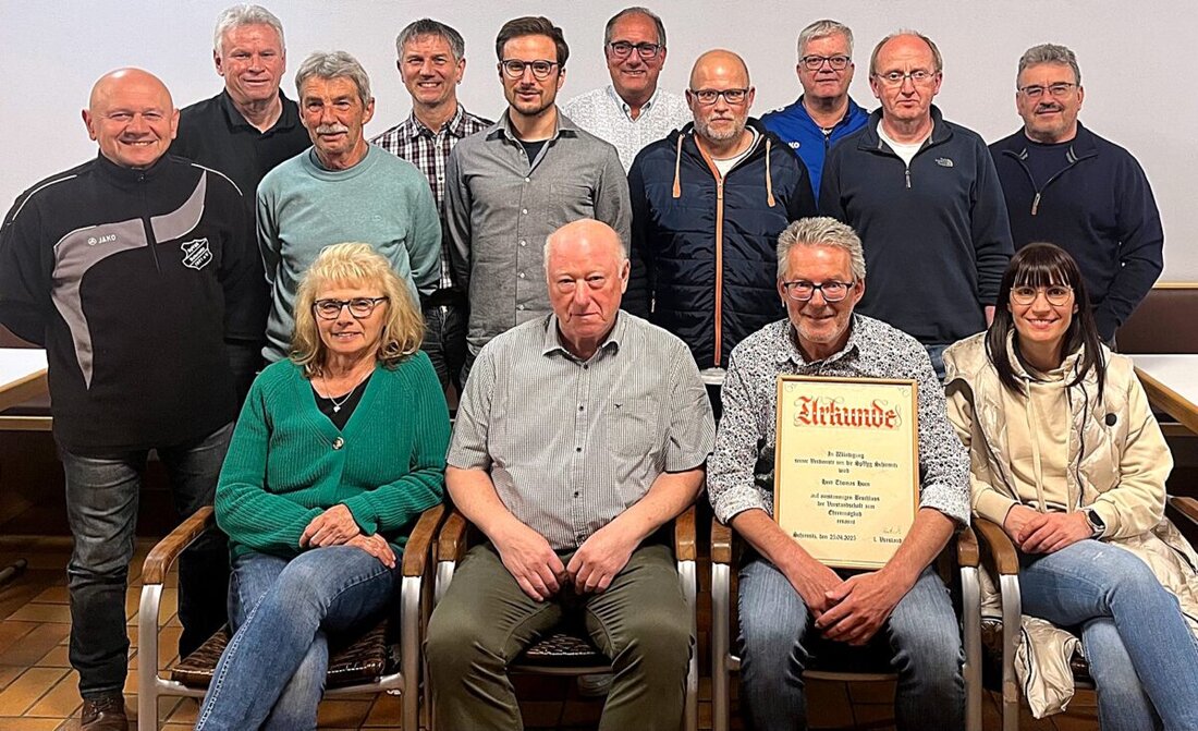 Schirmitz. Die SpVgg Schirmitz wählte eine neue Vorstandschaft und erhöhte die Mitgliedsbeiträge ab 2025. Thomas Horn wurde für seinen langjährigen Einsatz zum Ehrenmitglied ernannt.