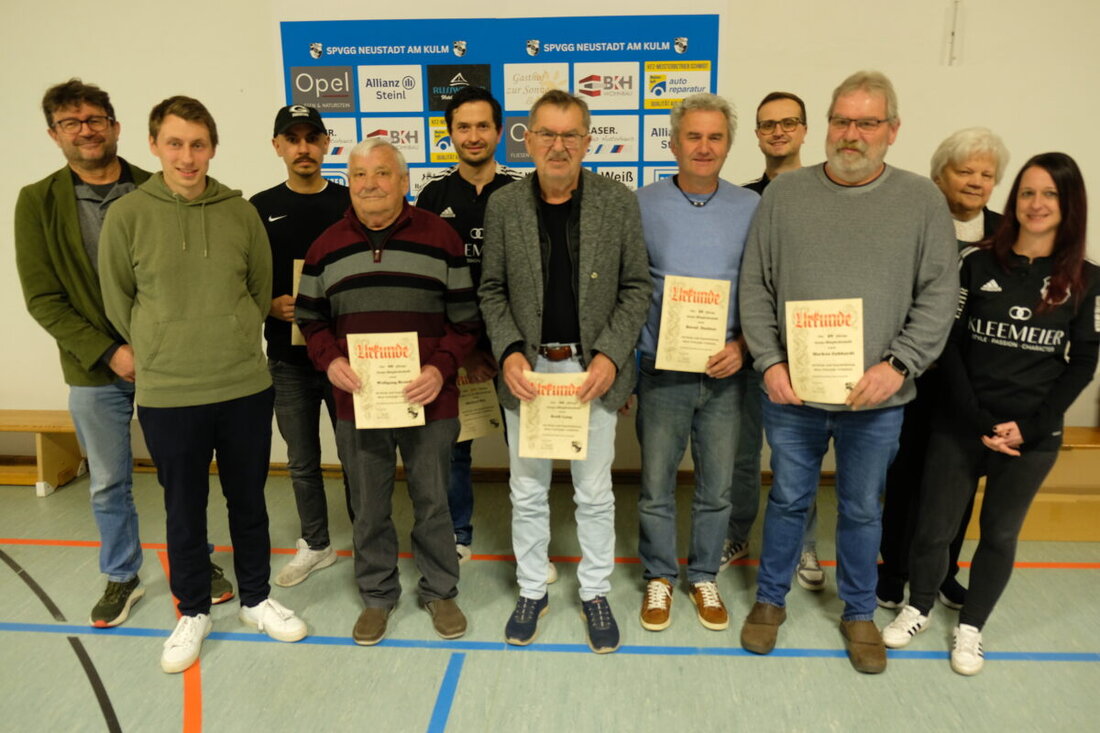 Neustadt am Kulm. In der Jahreshauptversammlung ehrt die SpVgg treue Mitglieder für 60, 50, 40 und 25 Jahre und ehrt Michael Rix für 500 Spiele. Bürgermeister Wolfgang Haberberger spendet 500 Euro; Jessica Polke übernimmt.