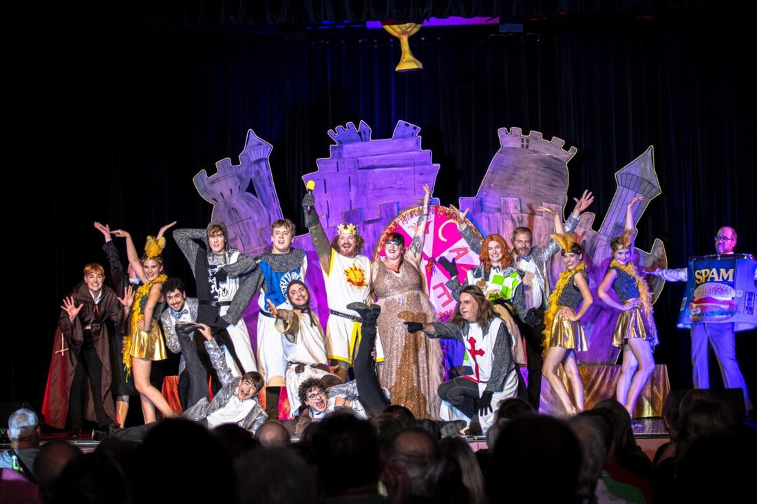 Neunburg vorm Wald. Monty Pythons Musical Spamalot kehrt für seine finalen Aufführungen in die Schwarzachtalhalle zurück – als Dank an den Premieren-Spielort gibt es für Neunburger ein Sonderticket für zehn Euro fünfzig.
