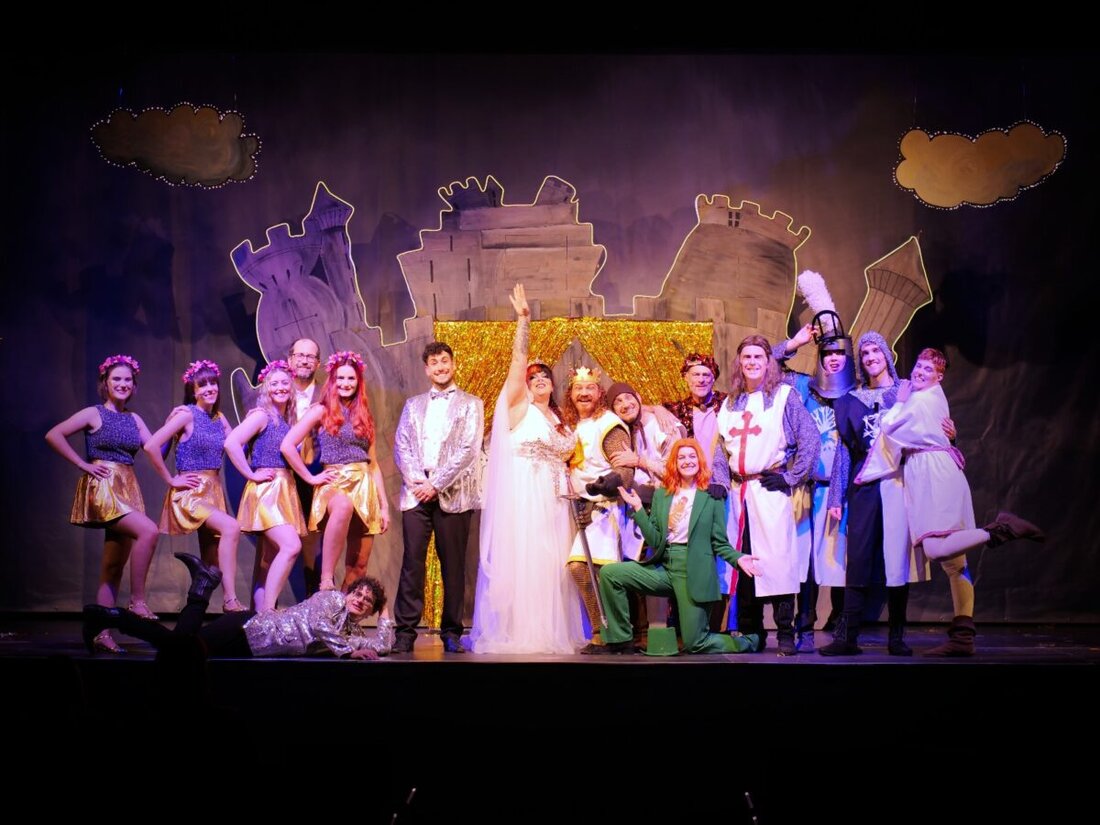 Das OVIGO Theater feiert mit dem Musical "Spamalot" große Erfolge und plant neue Vorstellungen in verschiedenen Städten Ostbayerns für 2025. Tickets sind zwischen 12 und 25 Euro erhältlich, mit Ermäßigungen für Gruppen und bestimmte Personenkreise.