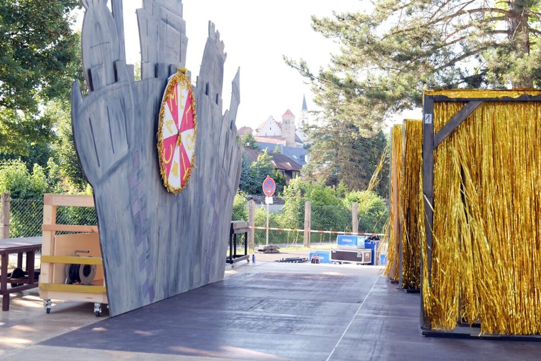 Nabburg. Das OVIGO Theater präsentiert das Open-Air-Musical „Spamalot“, basierend auf „Die Ritter der Kokosnuss“, ab Samstag an vier Terminen vor der Nordgauhalle. Das Stück wurde nach einer erfolgreichen Tour angepasst, umfasst rund 50 Mitwirkende und verspricht aufgrund des großen Aufwands ein besonderes Erlebnis.