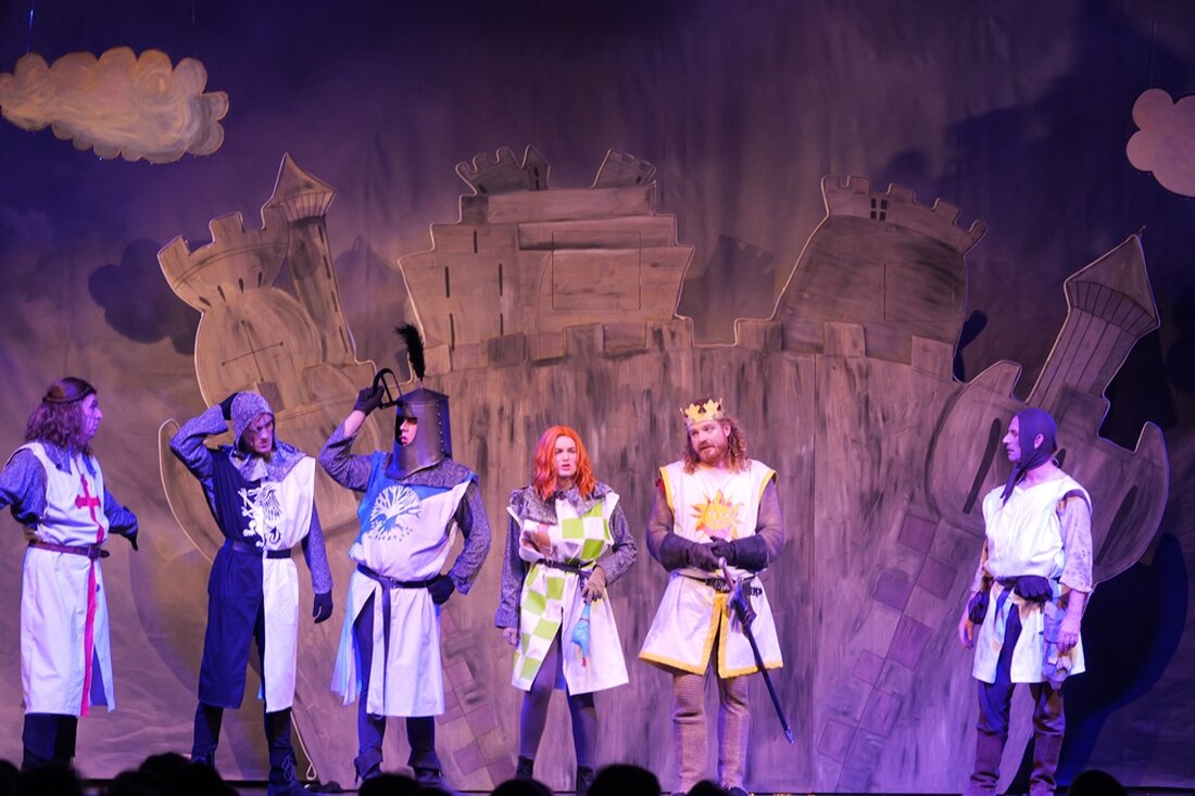Neustadt/WN. Monty Pythons Musical Spamalot eröffnet am 17. und 18. Januar 2026 die neue OVIGO-Saison in der Stadthalle. Nach ausverkauften Shows kehrt der Kult um König Artus mit Live-Musik und großem Ensemble zurück.