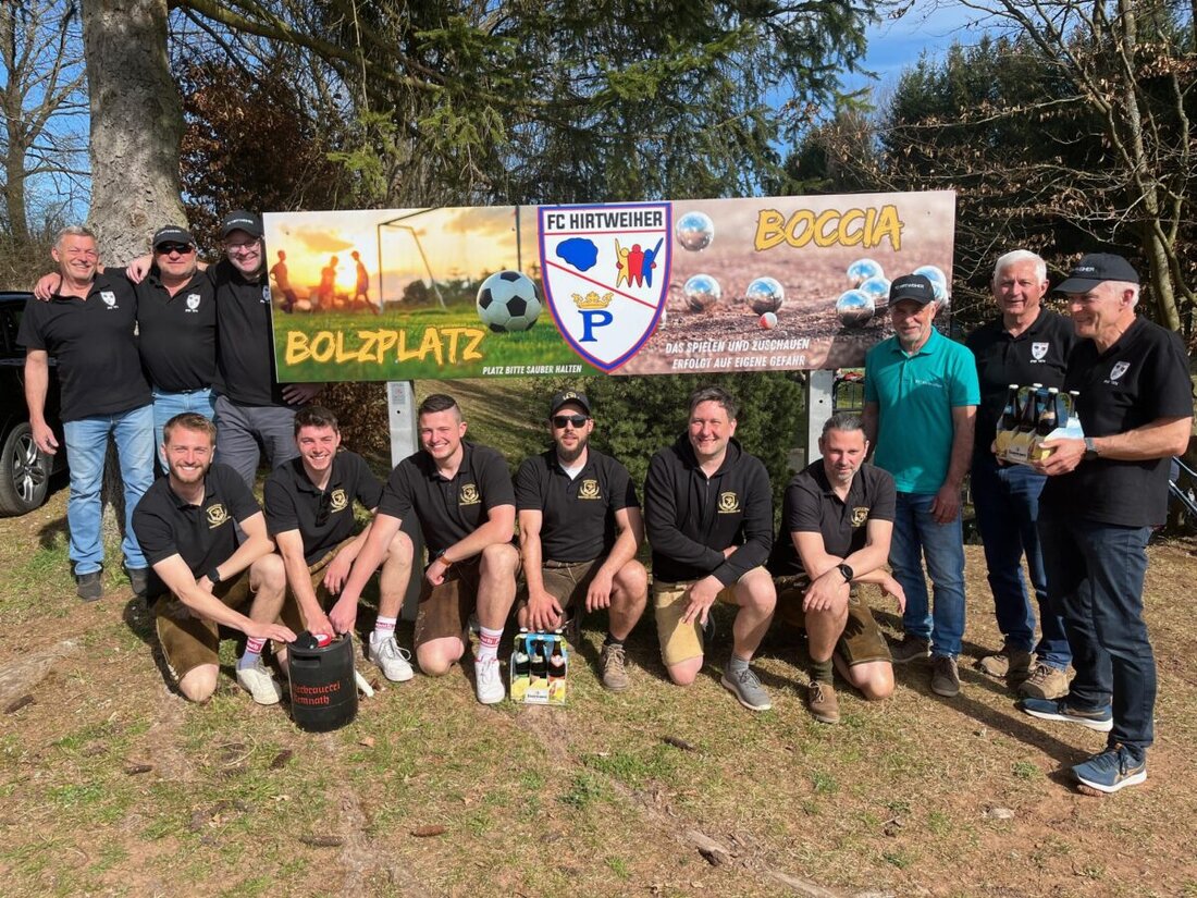 Pressath. Beim ersten Bocciaturnier des FC Hirtweiher auf der neuen Bocciabahn wurden die Sieger nach spannenden Spielen und knappen Ergebnissen erst im letzten Match entschieden. Das „Asbachteam“ sicherte sich mit einem 10:0 den ersten Platz, gefolgt von „Hirtweiher Alt“ und „Hirtweiher Jung“.