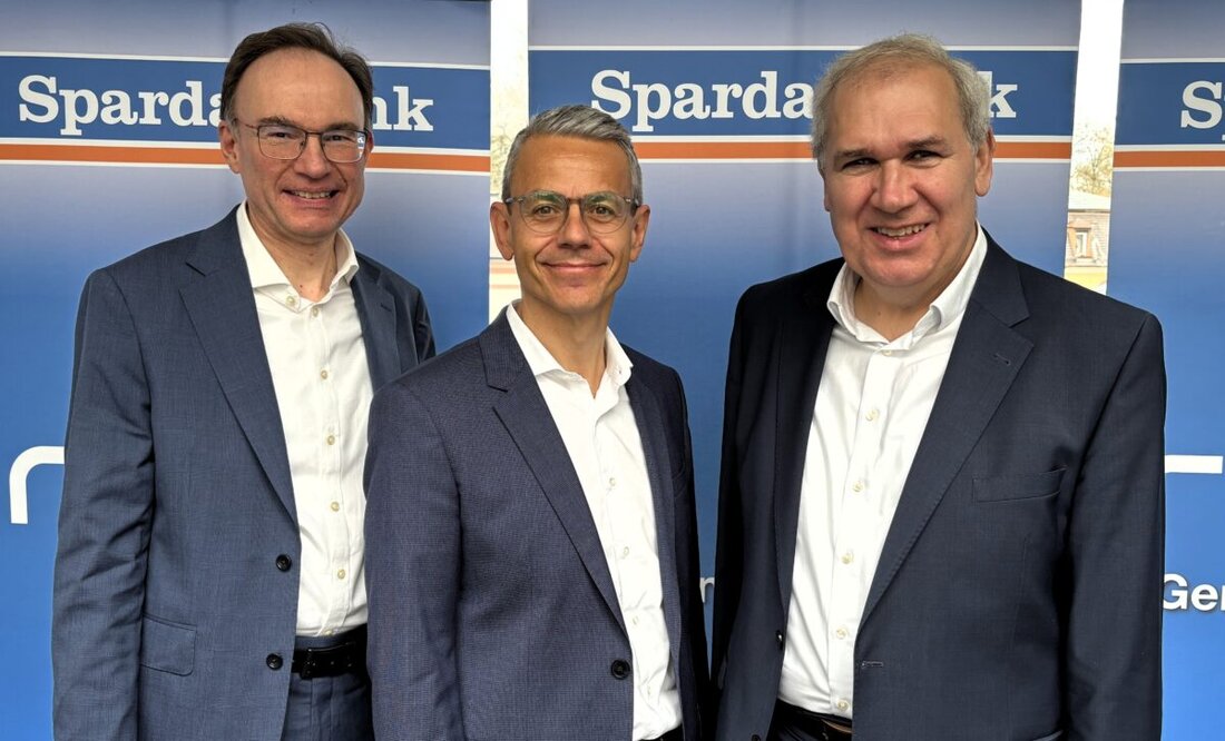 Weiden. Am Dienstag stellte die Sparda-Bank Ostbayern eG ihre Zahlen für das Geschäftsjahr 2025 vor. Vorstandsvorsitzender Michael Gruber, stellvertretender Vorstandsvorsitzender Werner Dollinger und Vorstand Dietmar Breu präsentierten Bilanz und Vertriebszahlen des letzten Jahres. „2025 war erneut ein zufriedenstellendes Geschäftsjahr für die Sparda-Bank Ostbayern eG“, so das positive Resümee des Vorstands.