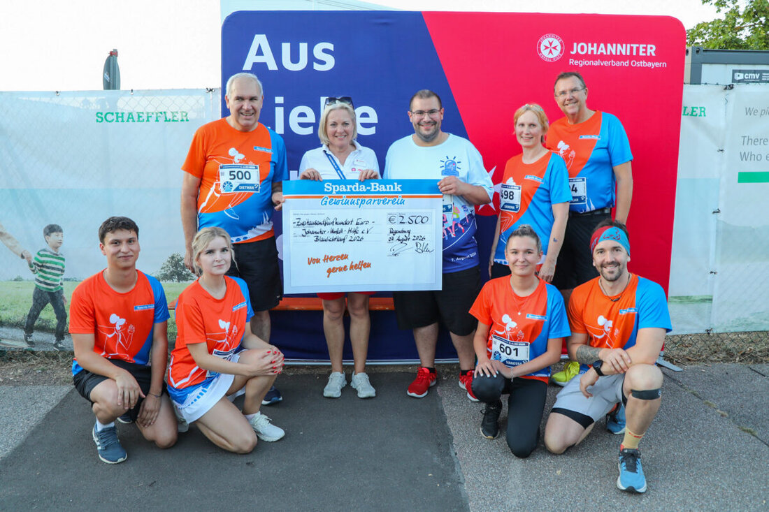 Regensburg. Beim 4. Johanniter-Blaulichtlauf am 7. August spendete die Sparda-Bank Ostbayern 2.500 Euro an die Johanniter und ging als „Sparda-Runners“ selbst an den Start. Der Erlös stärkt das Ehrenamt im Bevölkerungsschutz.
