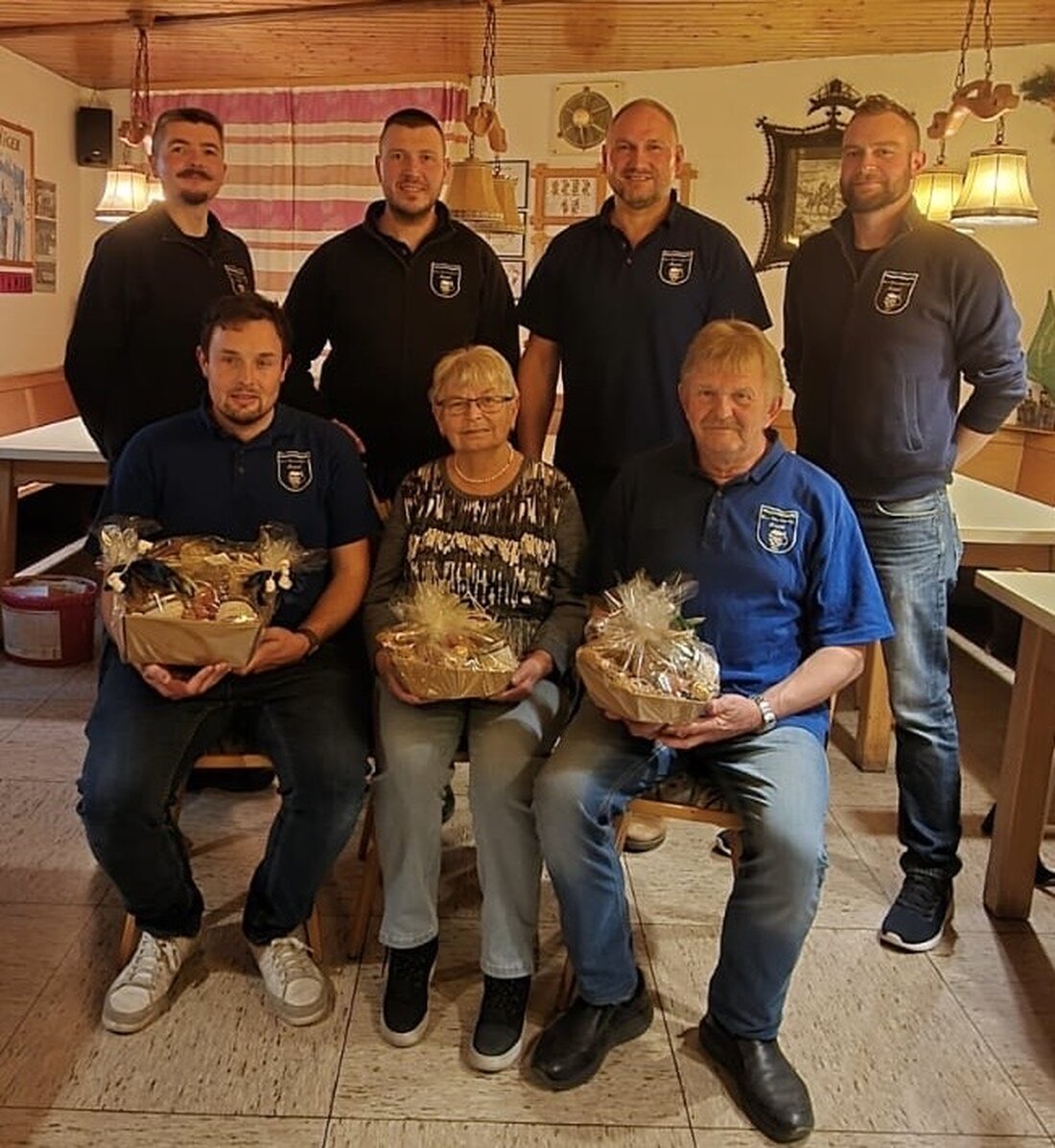 Mantel. Stammtischfreunde Xantl öffnen ihre Spardose bei einem Treffen, wo geräucherte Forellen serviert wurden und ein Schätzspiel stattfand. Martin Göppl gewann das Spiel, während Andreas Janner mit einem Sack Kartoffeln als Trostpreis vorletzter wurde.