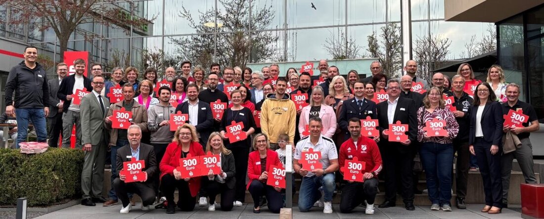 Amberg. Die Sparkasse Amberg-Sulzbach stärkt das Ehrenamt: 9.600 Euro gehen an 32 Vereine, in denen Mitarbeitende als Funktionäre aktiv sind. Jeder Verein erhielt 300 Euro und ein Puzzleteil als Symbol fürs große Ganze.