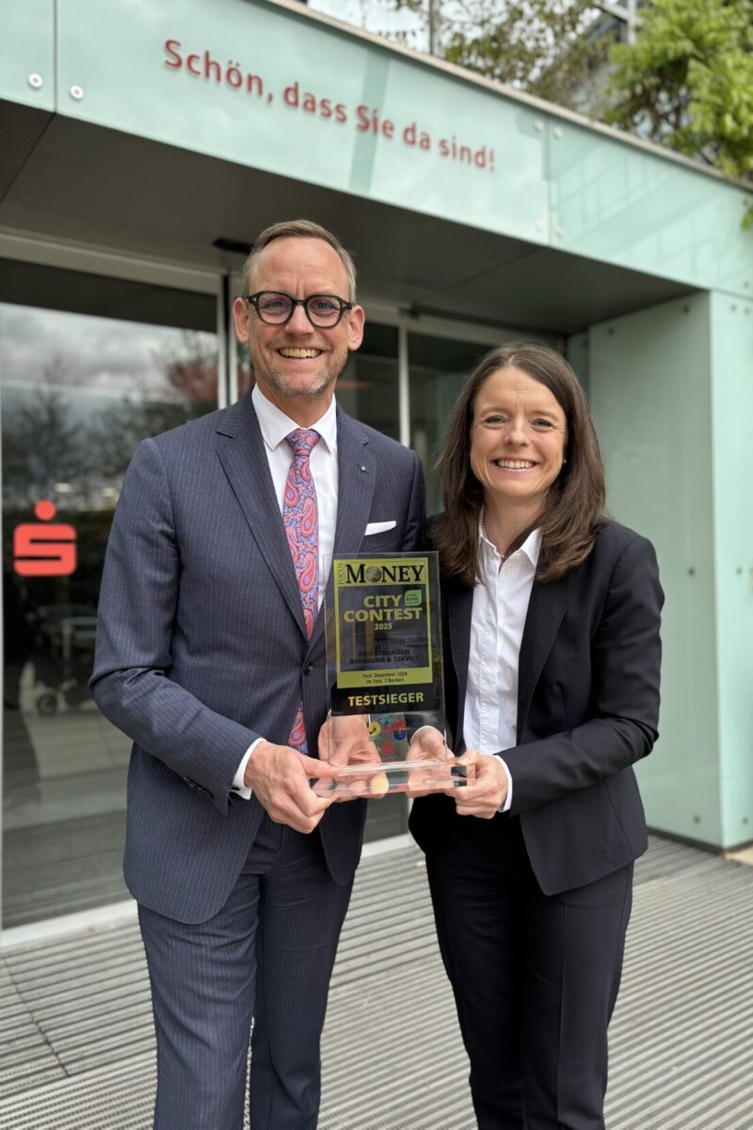 Amberg. Die Sparkasse Amberg-Sulzbach wurde beim FOCUS MONEY CityContest 2025 als beste Bank in Amberg ausgezeichnet. Sie erzielte die beste Gesamtnote aller getesteten Banken.