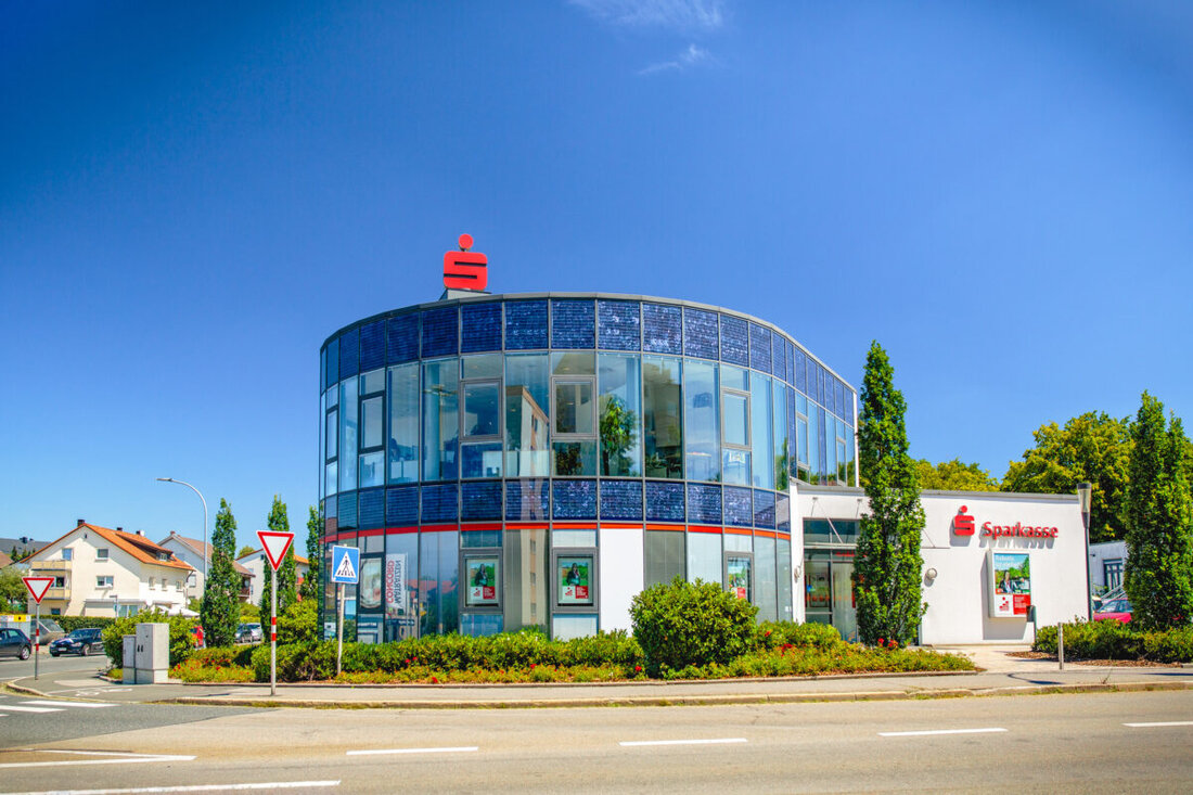 Amberg. Die SB-Filiale der Sparkasse Amberg-Sulzbach in der Regensburger Straße zieht im Sommer 2026 um, Service bleibt erhalten. 