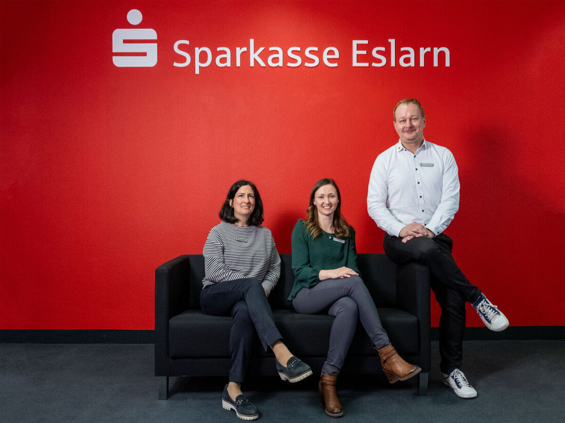 Eslarn. Die Sparkasse zieht nach 36 Jahren von der Bahnhofstraße in die Moosbacher Straße 25 um, Eröffnung ist am 17. April 2025. Die neuen Geschäftsräume bieten modernes Ambiente und persönlichen Service.