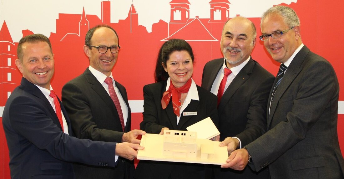Neustadt/WN. Der Immobilienmarkt im Landkreis boomt. Der Wunsch nach einem Eigenheim – sei es ein Haus oder eine Wohnung – sei ungebrochen groß. Sparkassenvorstand Josef Pflaum und Erwin Bumberger, Vorstandsmitglied [&hellip;]