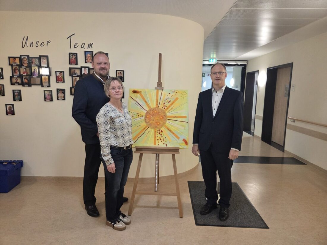 Neustadt/WN. Die Sparkasse Nördliche Oberpfalz stärkt die Kunsttherapie im Hospiz St. Felix mit einer Spende über 1.000 Euro. Den Scheck übergaben Herbert Kuchlbauer und Landrat Andreas Meier an Leiterin Susanne Wagner.