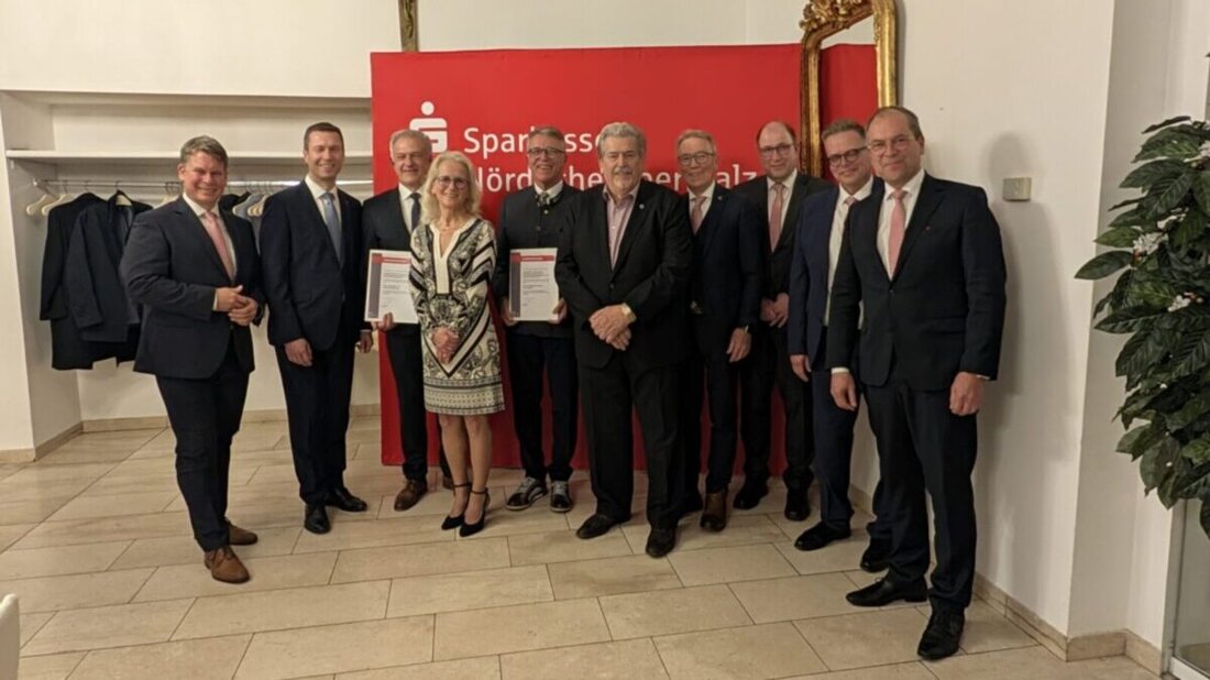 Weiden. Die Sparkasse Nördliche Oberpfalz hat sechs ehemalige Verwaltungsratsmitglieder verabschiedet und deren Verdienste gewürdigt. Roland Grillmeier und Franz Stahl erhielten die Bayerische Sparkassenmedaille in Gold.