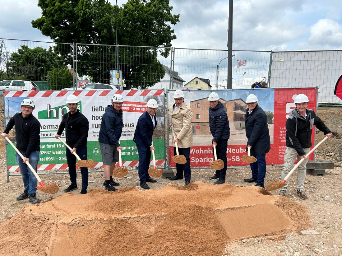 Weiden. Die Sparkasse Oberpfalz Nord hat mit einem Spatenstich den Neubau eines klimafreundlichen Wohn- und Geschäftsgebäudes in Mooslohe gestartet. Das Projekt umfasst eine Selbstbedienungsfiliale, digitale Bankschalter und moderne Mietwohnungen, um bis 2035 Klimaneutralität zu erreichen.