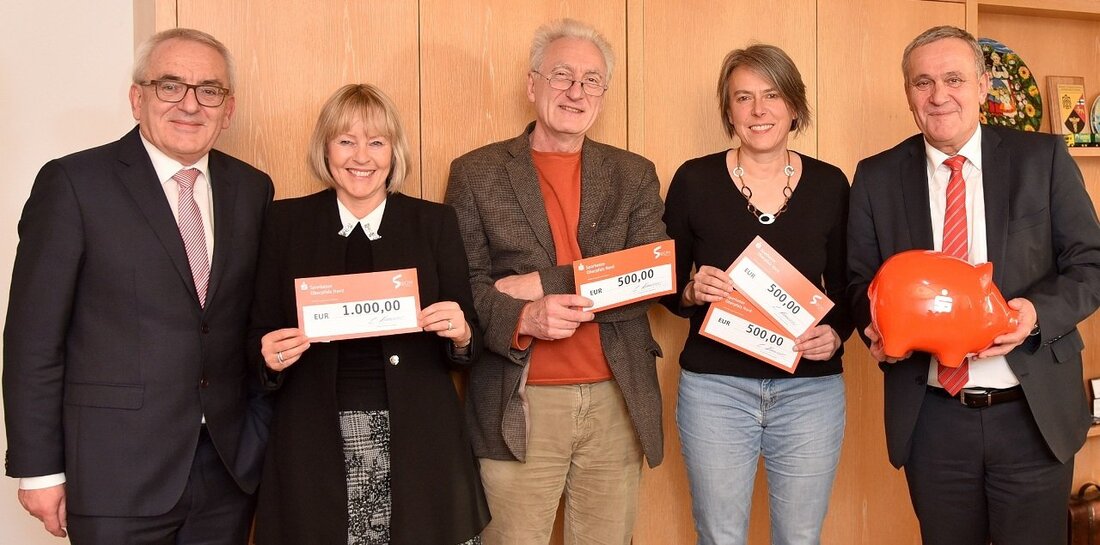 Weiden. Gesangstalente und Künstler dürfen sich freuen. Die Sparkasse Oberpfalz Nord setzt die Tradition fort und unterstützt vier Institutionen in der Nordoberpfalz. Die Erlöse stammen aus dem PS-Sparprogramm und vom [&hellip;]