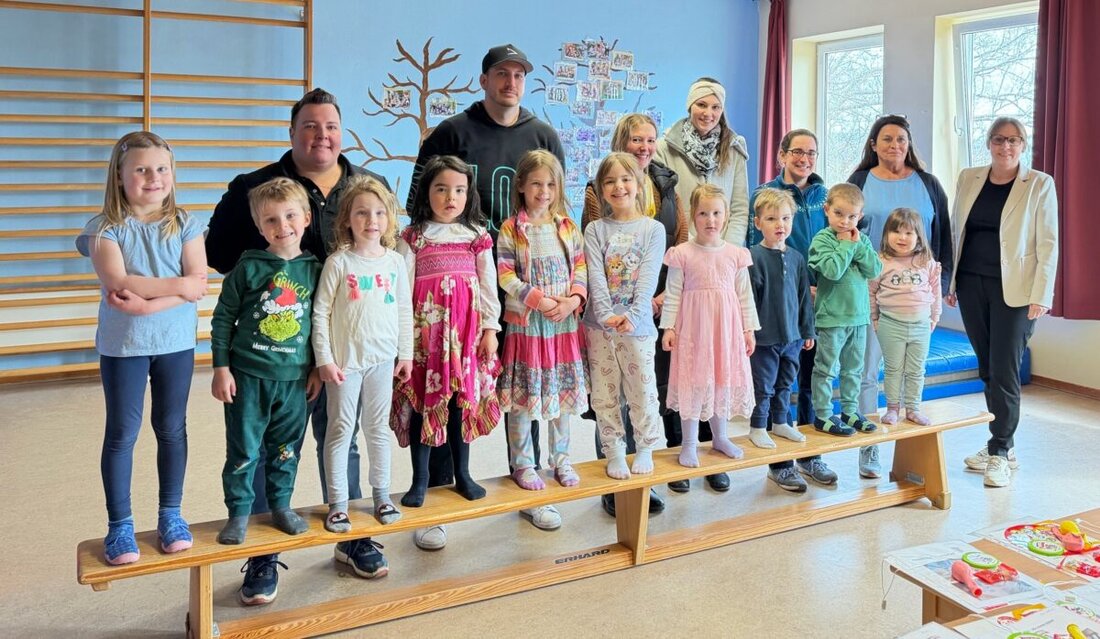 Vohenstrauß. Kinder des Kindergartens Anton Ferazin meisterten die Bewegungsolympiade KNAXIADE. Bei der Siegerehrung überreichte Filialdirektorin Melanie Nowlin Urkunden und Medaillen, ganz ohne Leistungsdruck.