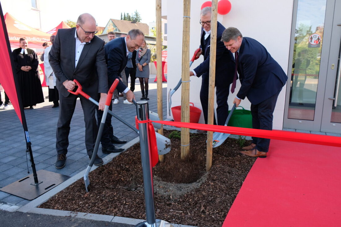 Weiden. Die Sparkasse Nördliche Oberpfalz hat am 25. September 2026 ihre neue SB-Filiale in der Mooslohe eröffnet. Der Neubau verbindet moderne Banktechnik mit neun barrierefreien Mietwohnungen.