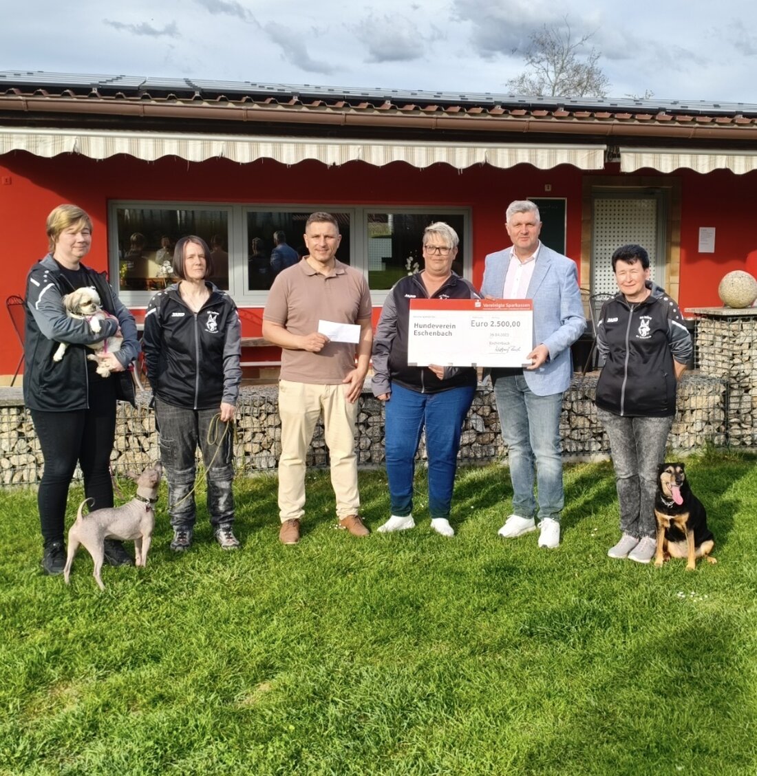Eschenbach. Die Vereinigte Sparkassen Eschenbach, Neustadt und Vohenstrauß haben eine Spende von 2.500 € an den Hundeverein Eschenbach übergeben, um regionale Organisationen zu fördern.