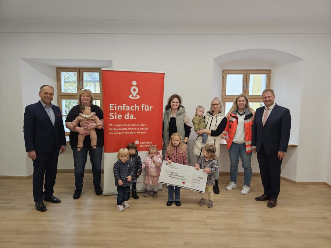 Mitterteich. Die Sparkasse Oberpfalz Nord spendete jeweils 250 Euro an Rappelkiste Mitterteich und BRK Bereitschaft Mitterteich, ein Erlös aus einer Charity-Aktion.