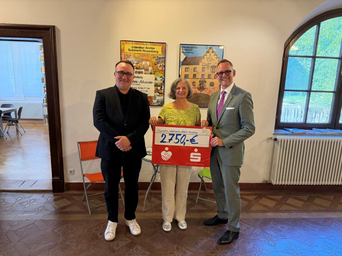 Amberg. Literaturgenuss mit Vorteil: Die Sparkasse und das Literaturarchiv Sulzbach-Rosenberg gehen eine neue Kooperation ein.
Zum Start der Zusammenarbeit übergab Vorstandsvorsitzender Thomas Pickel eine Spende in Höhe von 2.750 Euro an Patricia Preuß, Leiterin des Literaturarchivs und an den wissenschaftlichen Leiter, Michael Peter Hehl.