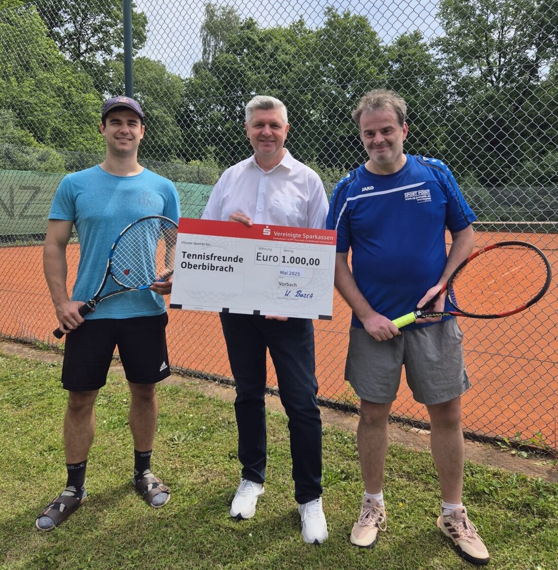 Oberbibrach. Die Vereinigte Sparkassen Eschenbach unterstützt die Tennisfreunde Oberbibrach mit 1.000 Euro für den Neubau ihres Vereinsheims. Filialdirektor Wolfgang Busch überreichte den Spendenscheck an die Vorstände Norbert Schecklmann und Korbinian Meier.