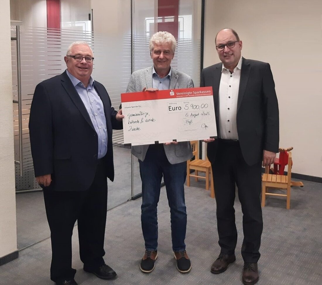 Floß. Die Vereinigte Sparkassen spenden 5.900 Euro an neun örtliche Vereine in Floß zur Unterstützung sozialer und kultureller Projekte.