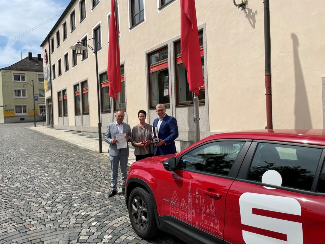 Waldsassen. Die Sparkasse Oberpfalz Nord investiert in die Sanierung von Wohnungen und den Austausch von über 200 Fenstern, um Nachhaltigkeit und Energieeffizienz zu fördern. Die Maßnahmen sollen bis Ende des 3. Quartals 2025 fertig sein und erhalten kommunale Fördermittel.