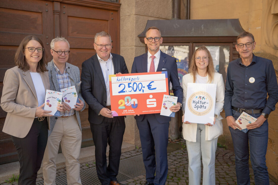 Amberg. Die Sparkasse Amberg-Sulzbach unterstützt den Kultur-Spatz mit 2500 Euro pro Jahr, damit das Angebot für Grundschulkinder weiterläuft und bereits 27 Klassen erreicht.