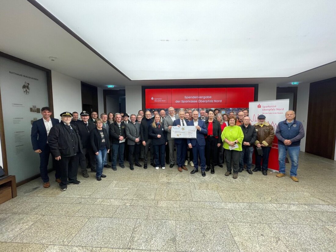 Waldsassen. Die Sparkasse Oberpfalz Nord hat ihre Weihnachtsspenden übergeben: 10.000 Euro für 28 Vereine und Institutionen, ausgewählt auf Vorschlag von Bürgermeister Bernd Sommer. Die Übergabe fand im Rathaus statt.