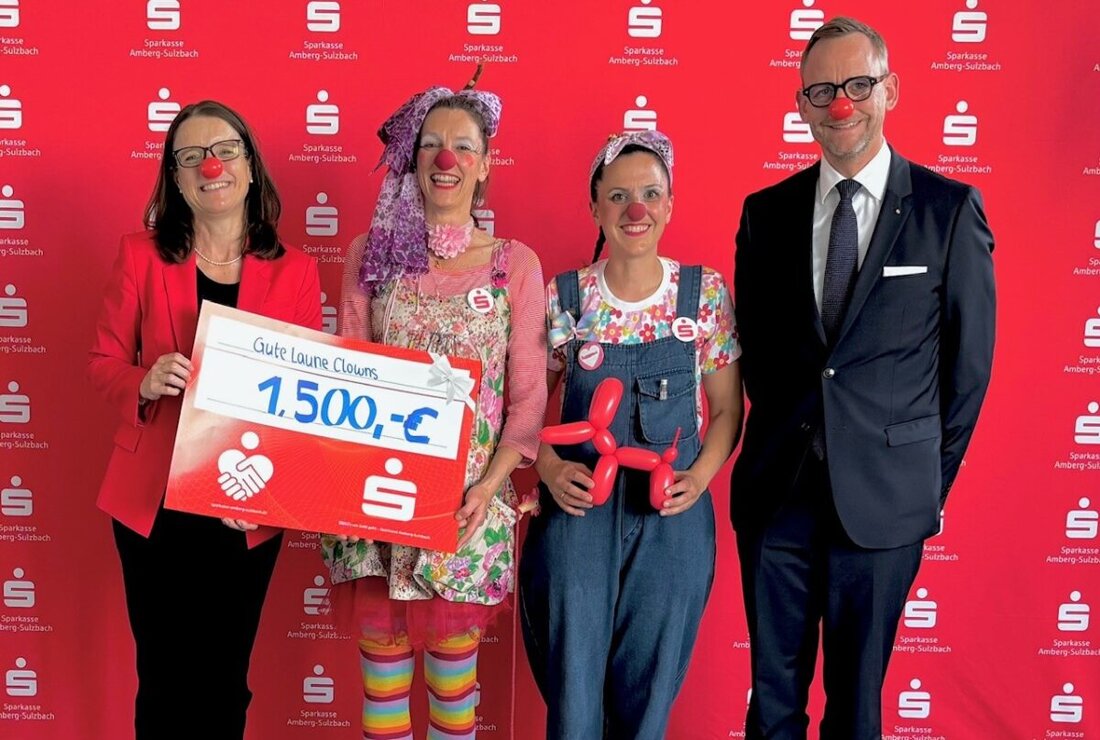 Amberg. Mit roten Pappnasen sorgten die Gute Laune Clowns für Heiterkeit im Haus der Kunden der Sparkasse. Der Verein aus Sulzbach-Rosenberg besucht Kliniken und Pflegeheime, die Sparkasse unterstützt mit 1.500 Euro.