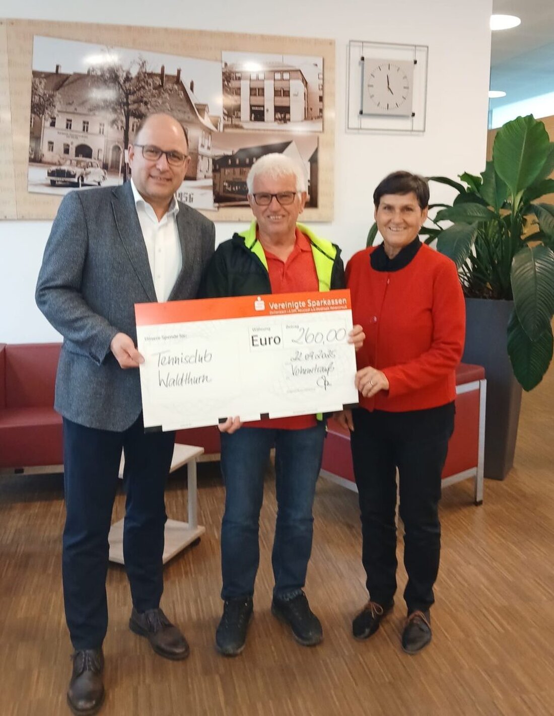 Vohenstrauß. Die Vereinigten Sparkassen spenden 260 Euro an den Tennisclub Waldthurn für einen Allwetter-Abziehbesen zur Platzpflege und stärken damit das lokale Vereinsleben.