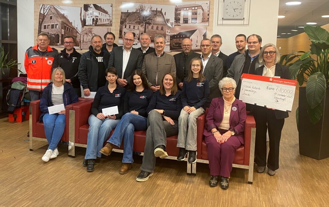 Vohenstrauß. Die Vereinigten Sparkassen unterstützen das Gemeinwohl mit einer Spende von 6.800 Euro für örtliche Vereine und Institutionen. Die Übergabe erfolgte im November 2025 im Beisein von Bürgermeister Andreas Wutzlhofer.