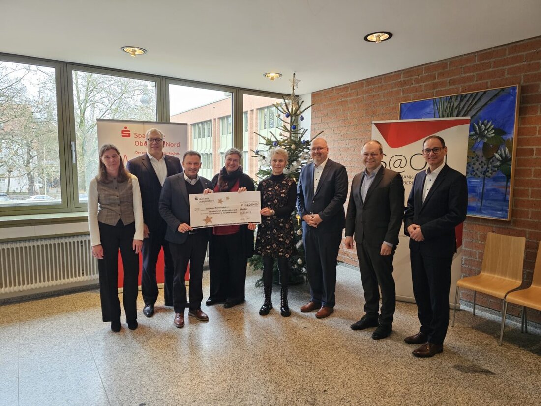 Weiden. Am 1. Dezember 2025 übergab die Sparkasse Oberpfalz Nord ihre Weihnachtsspenden: Insgesamt 10.200 Euro gehen auf Vorschlag von Oberbürgermeister Jens Meyer an Kindergärten, Horte und Grundschulen in der Stadt.