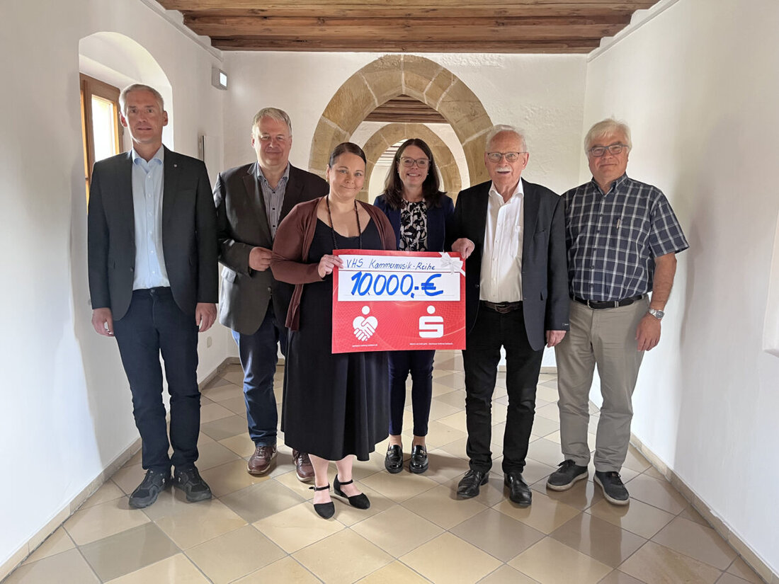 Amberg. Die Sparkasse stärkt mit 10.000 Euro die vhs-Kammermusikreihe in Amberg-Sulzbach, die seit 1963 Klassik auf höchstem Niveau bietet. In fünf Konzerten treffen junge Talente auf renommierte Künstler.