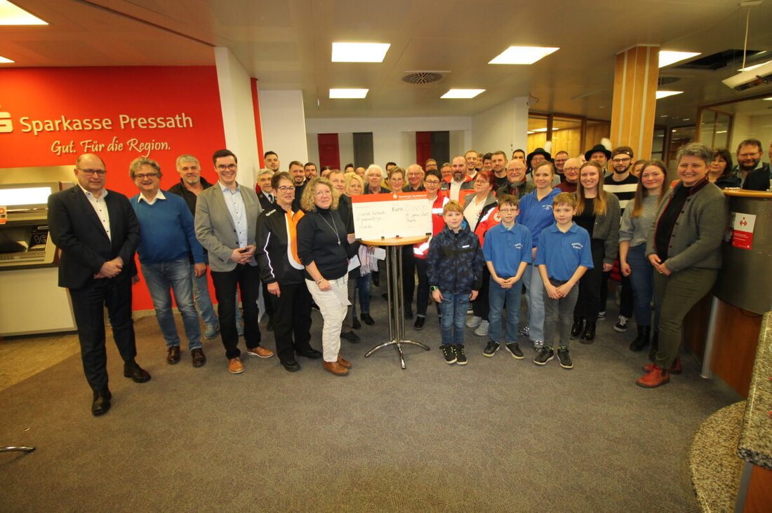 Pressath. Die Sparkasse Eschenbach-Neustadt-Vohenstrauß spendete 22.050 Euro an 37 Vereine und Institutionen in Pressath, Schwarzenbach und Trabitz, um die ehrenamtliche Arbeit zu unterstützen. Es ist ein Anstieg der Spenden um 5.410 Euro im Vergleich zum Vorjahr.