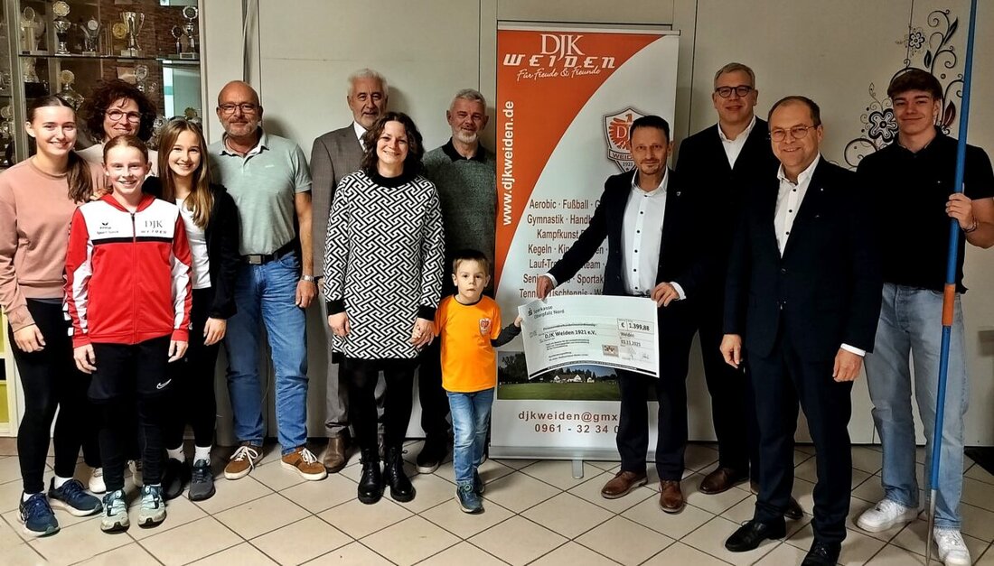 Weiden. Eine Überraschung bei der DJK: Die Sparkasse Nordoberpfalz übergab 1.399,88 Euro, darunter 399,88 Euro für einen neuen Speer. Auch die Tennisabteilung bekam 1.000 Euro für Shirts.