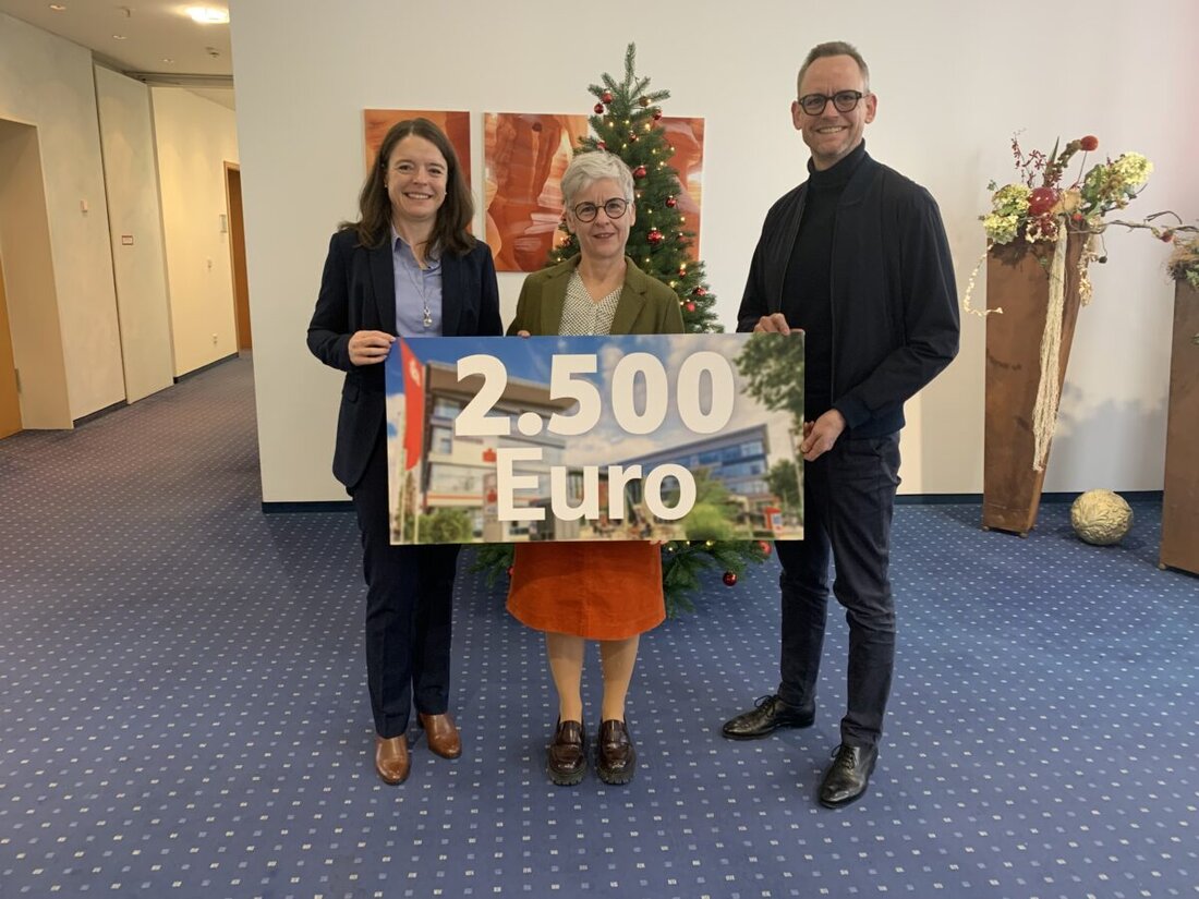 Amberg-Sulzbach. Die Sparkasse Amberg-Sulzbach spendete 2.500 Euro an DONUM VITAE in Amberg, um schwangere Frauen in schwierigen Lebenslagen zu unterstützen. Diese Aktion unterstreicht ihr Engagement für wohltätige Zwecke und die Unterstützung der Gemeinschaft.